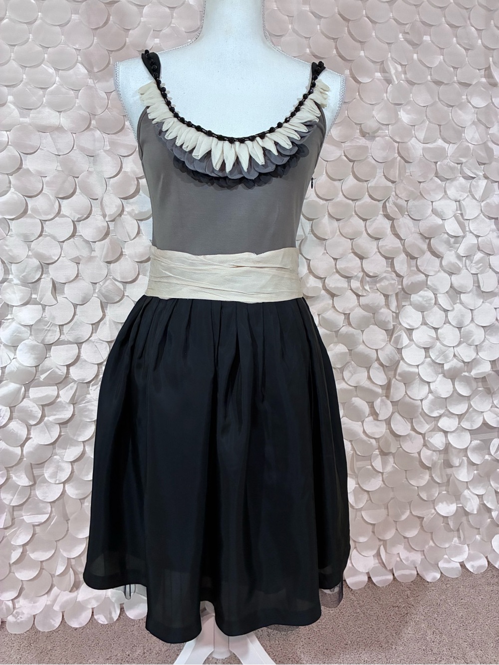 Sz. 4 BARASCHI Elegant Black and Cream Sleeveless Cocktail Dress